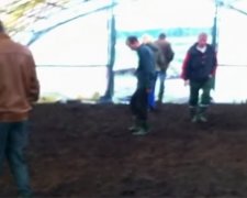 Безробітних відправили топтати землю ногами