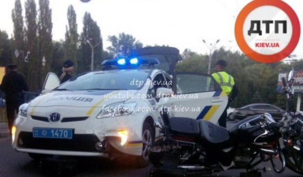 Патрульная машина сбила мотоциклиста в Киеве