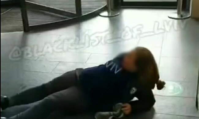 Молодая львовянка избила женщину ромской национальности: видео скандала