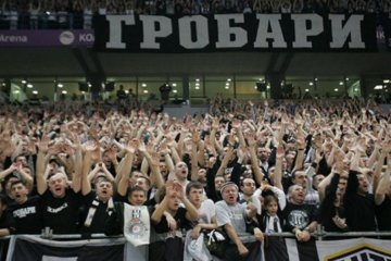 Сербські фанати облили арбітра матчу крижаною водою (відео)