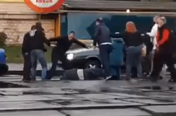 В Киеве озверевшие пассажиры жестоко избили водителя трамвая, - посмел заикнуться о масках