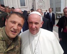 Український герой сфотографувався з Папою Римським