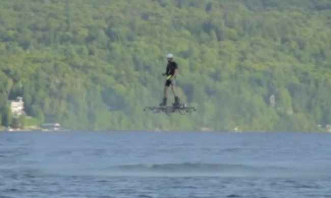 Канадець побив рекорд Гіннеса із польоту на ховерборді (відео)