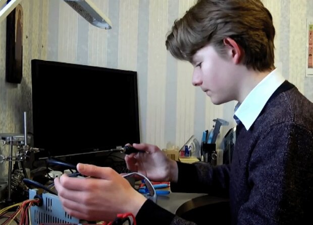 Зарядка не знадобиться: юний Маск із Дніпра винайшов геніальний пристрій для телефона