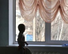 Била и душила: воспитательница-садистка приучала детей к собачим командам