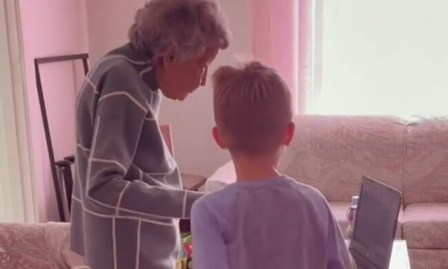 102-річна прабабуся і 6-річний онук не бачилися рік через карантин - їх танець при зустрічі зігріває серце