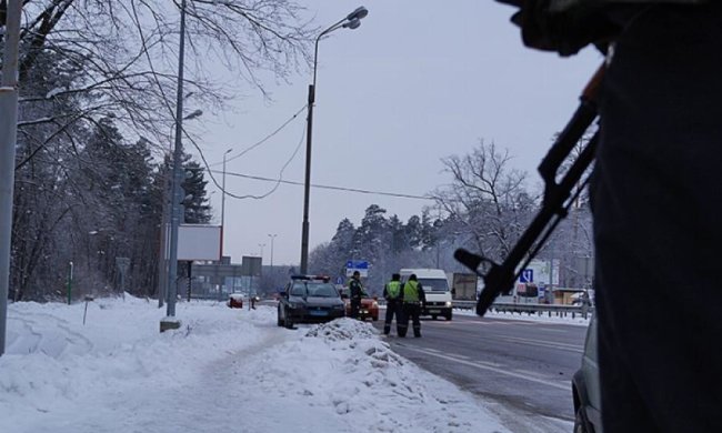 Силовики на під'їздах до Києва шукають в машинах зброю