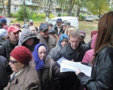 Піднімається з колін: росіяни влаштовують тисняву за безкоштовний хліб