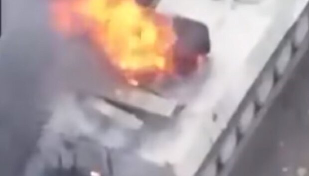 Підгорілий танк окупантів. Фото: скриншот Youtube