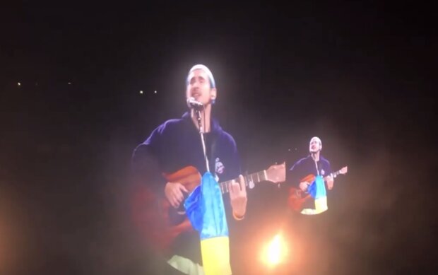 Вуличний музикант заспівав "Обійми" разом із Coldplay