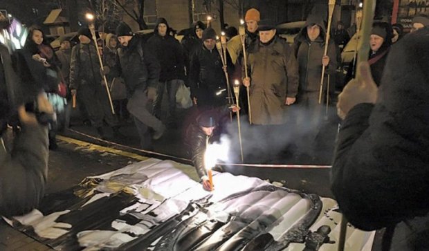 Активисты устроили ночное факельное шествие к МВД (фото) 