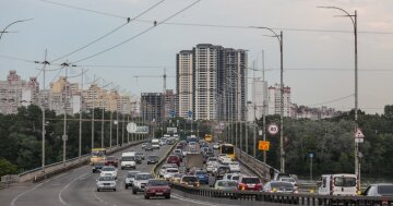 Відключення світла повертаються: скільки годин без електрики чекати