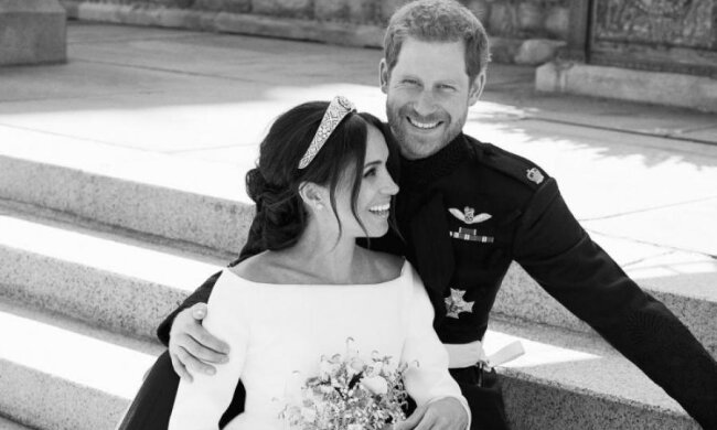 Сумку з королівського весілля викупили за 30 000 доларів: ось, що в ній було