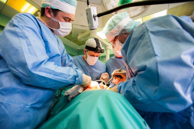 Дніпровські хірурги повернули слух дворічному малюкові: вперше в Україні, справжнє диво