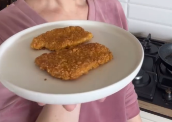 Куриные отбивные и кукурузной крошки, кадр с видео