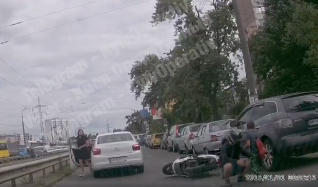 В Киеве горе-папочка показал, как не надо переходить дорогу - "Вперед, сынок – я за тобой"
