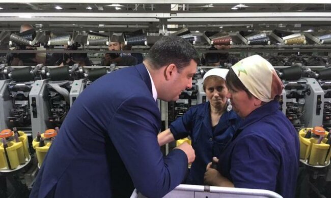 Гройсман приехал на суконную фабрику. Пиджак не заказал, но про ВВП наговорил