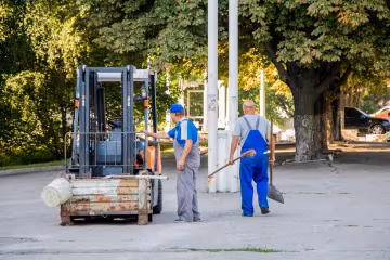 Зеленський їде у Дніпро: як готується місто до приїзду слуги народу, - кадри "не генерального" прибирання
