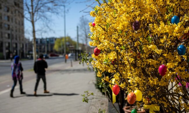Великодні незвичайні традиції: навіщо хлопці обливали дівчат водою і чому б'ються яйцями