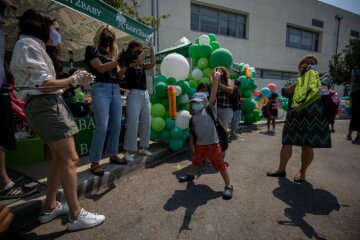 Меган Маркл і принц Гаррі з спільнотою Baby2Baby, фото: people.com