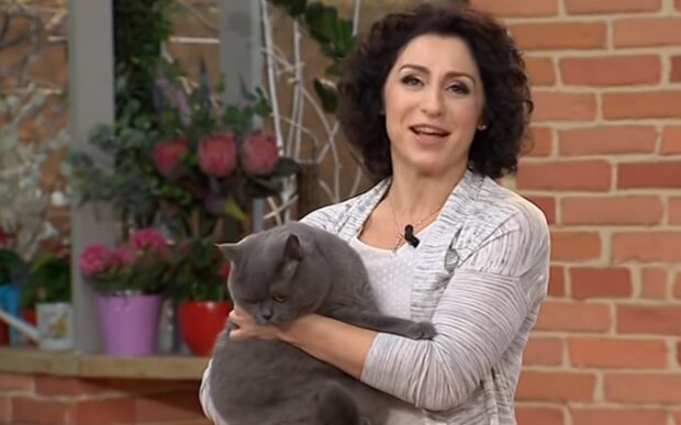 Надежда Матвеева и котик, скриншот из видео
