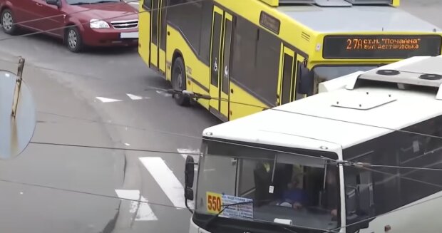 Автобуси в Києві, кадр з відео, зображення ілюстративне: YouTube
