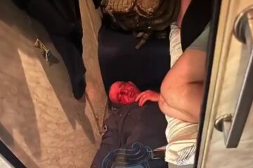 Охоронець лежить на підлозі / фото: скриншот Telegram