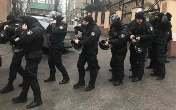 Охороняли тітушки: квартиру екс-міністра Януковича взяли штурмом