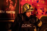 Последствия вражеской атаки на Киев: поврежденная многоэтажка и сгоревшие авто