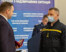 Денис Монастырский наградил специалиста ГСЧС