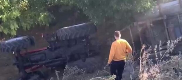 Украинец устроил форсаж на тракторе с детьми и попал в ДТП: есть погибшие