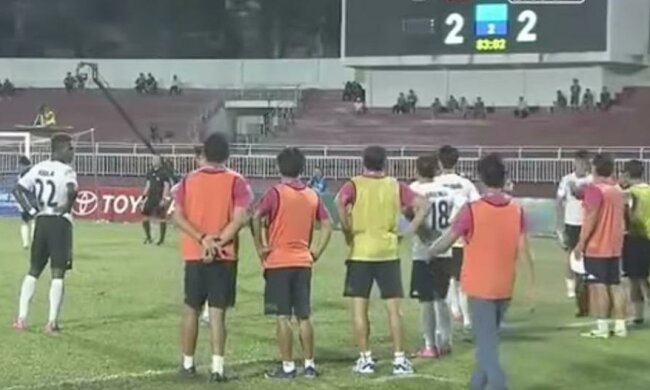 Футболисты устроили цирк после сомнительного пенальти в свои ворота