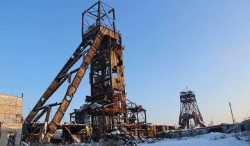 Военные показали разрушенную обстрелами шахту на Донбассе (фото)