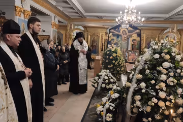 В Тернополі попрощалися із загиблим в Єгипті сином священика: закрита труна та оберемки квітів