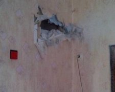 Снаряды боевиков пробили стены жилых домов в Красногоровке