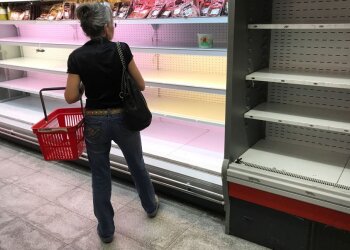 Женщина стоит у прилавков