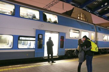 "Люксовая" поездка от "Укрзализныци" превратила путешествие в ад: "Должна ловить всю ночь"
