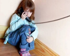 Дитина дзвонить по телефону