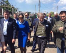 Европейцам показали "перемирие" в разрушенном Широкино