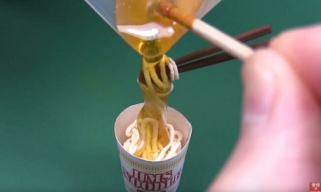 Японець створює мініатюрну їжу