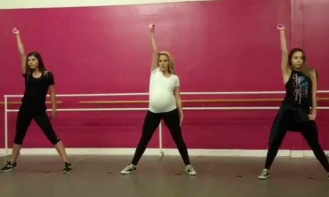 Запальний танець вагітної жінки підкорив інтернет (відео)