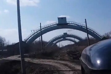 Путинские боевики демонтировали рельсы, скриншот: Twitter