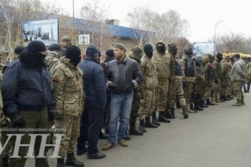 Люди митингуют возле суда Кировограда (фото)
