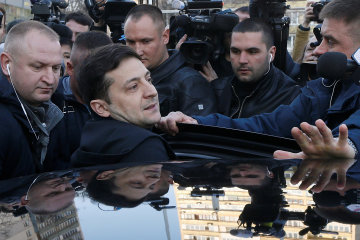 Головне за ніч: "атака" на Зеленського, скасування субсидій та попередження від ПриватБанку