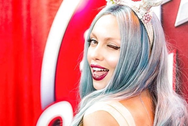 Точно Леди Гага: Полякова в сексуальных доспехах поразила сходством