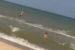 "Зато не утонет", - украинская бабушка решила выгуливать ребенка на поводке