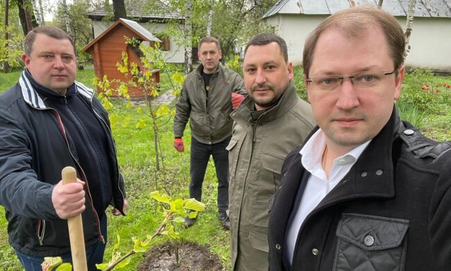Міністр Руслан Стрілець з колегами із Держекоінспекції висадили молоді дуби на Пріорці