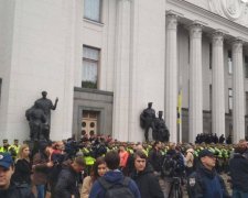 Известного нардепа забросали яйцами в Киеве