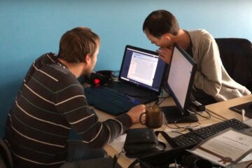 робота в офісі, скріншот з відео
