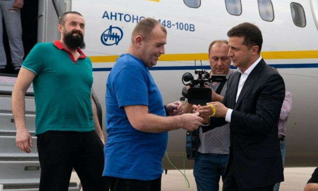 У Зеленського розповіли, як звільнили Сенцова та інших полонених: "Усе почалося з...."